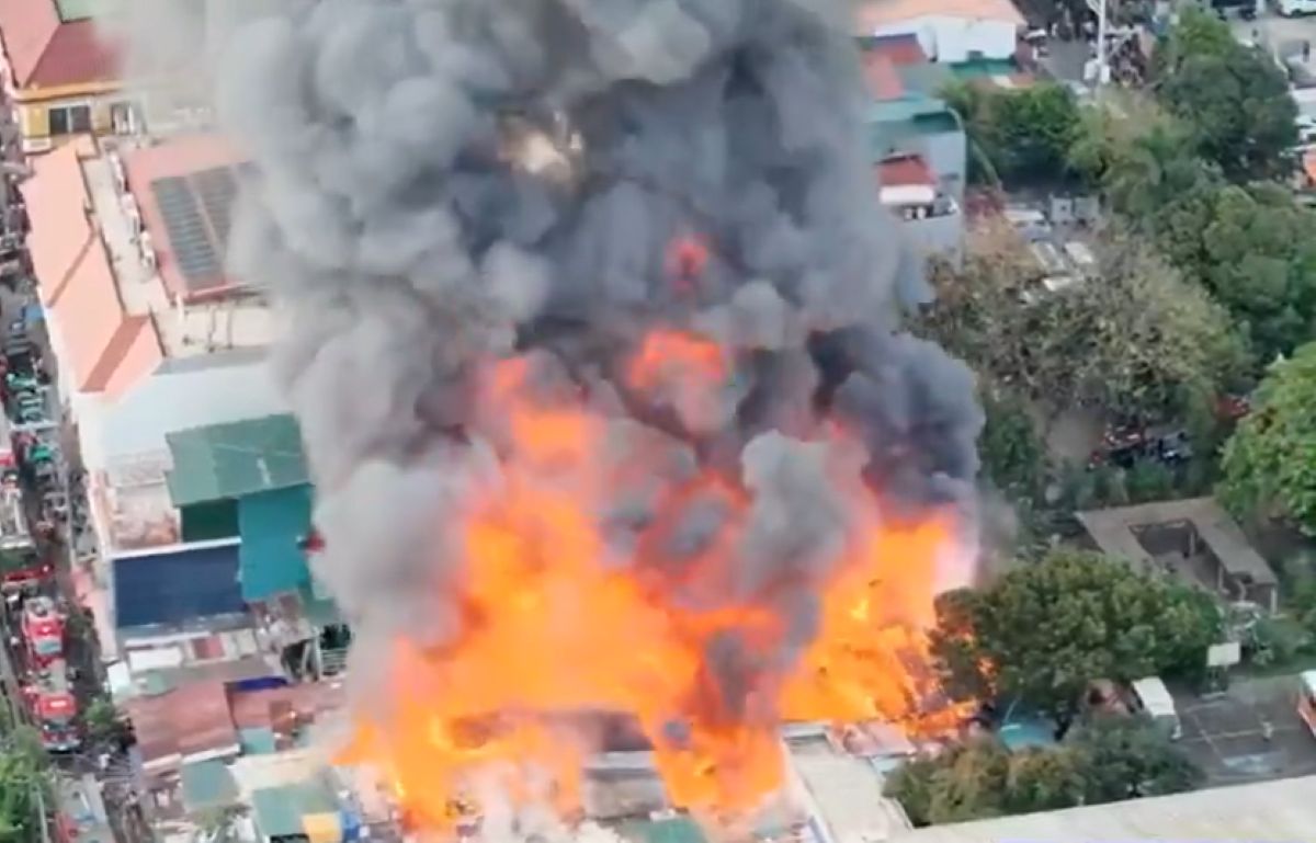 Μεγάλη πυρκαγιά σε κατοικημένη περιοχή στη Μανίλα των Φιλιππίνων