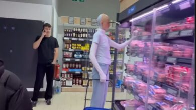 Το ανθρωποειδές ρομπότ Joy να περπατά ανάμεσα σε ράφια σούπερ μάρκετ στο Λονδίνο