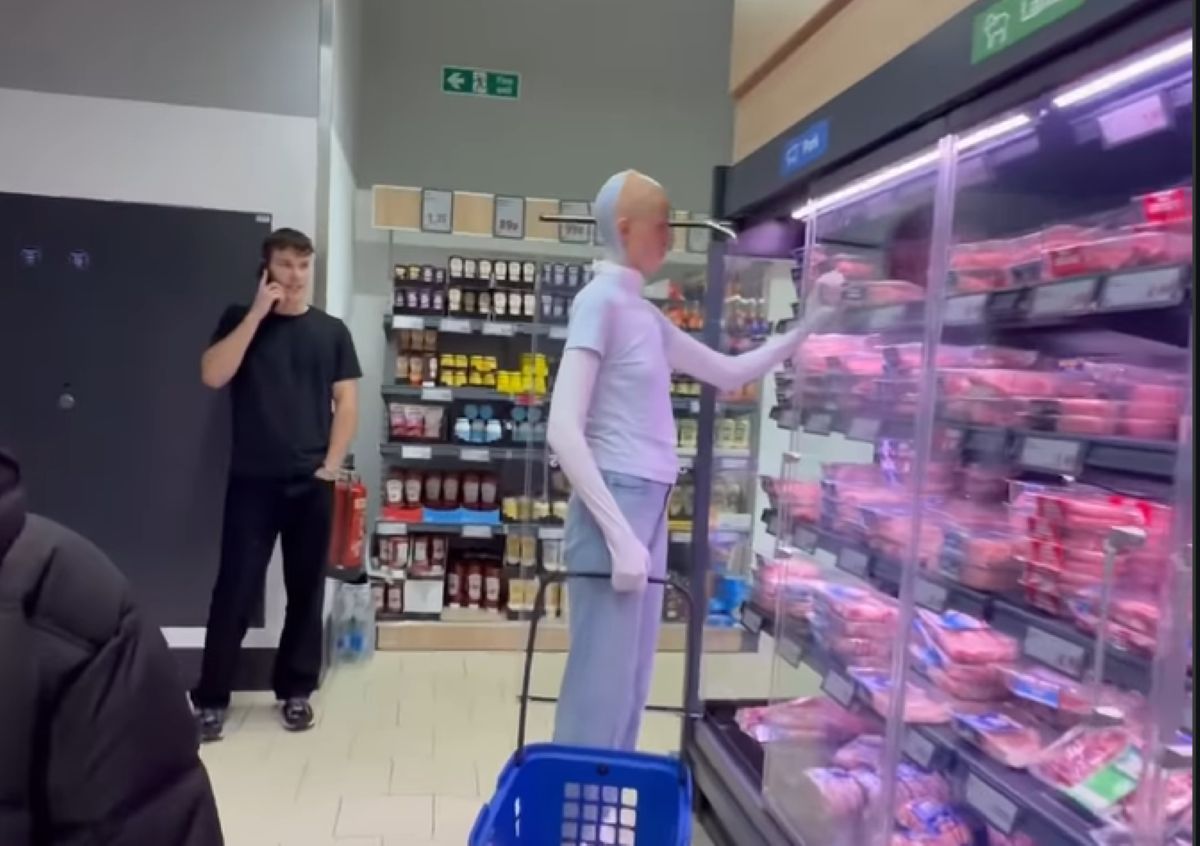 Το ανθρωποειδές ρομπότ Joy να περπατά ανάμεσα σε ράφια σούπερ μάρκετ στο Λονδίνο