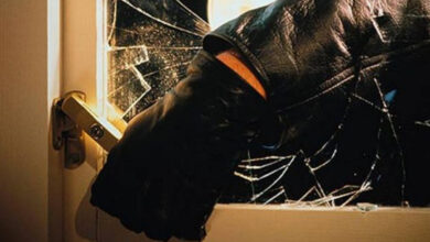 Περιπολικό της Ελληνικής Αστυνομίας με αναμμένους φάρους σε δρόμο της Πάτρας