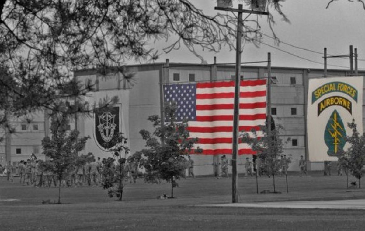 Ο Τζο Κεντ, επικεφαλής της αντιτρομοκρατικής υπηρεσίας των ΗΠΑ, σε φόντο με τη σημαία των ΗΠΑ και του Ιράν