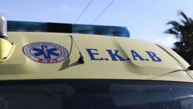 Το σημείο του τροχαίου ατυχήματος στα Χανιά όπου το αυτοκίνητο προσέκρουσε σε μάντρα