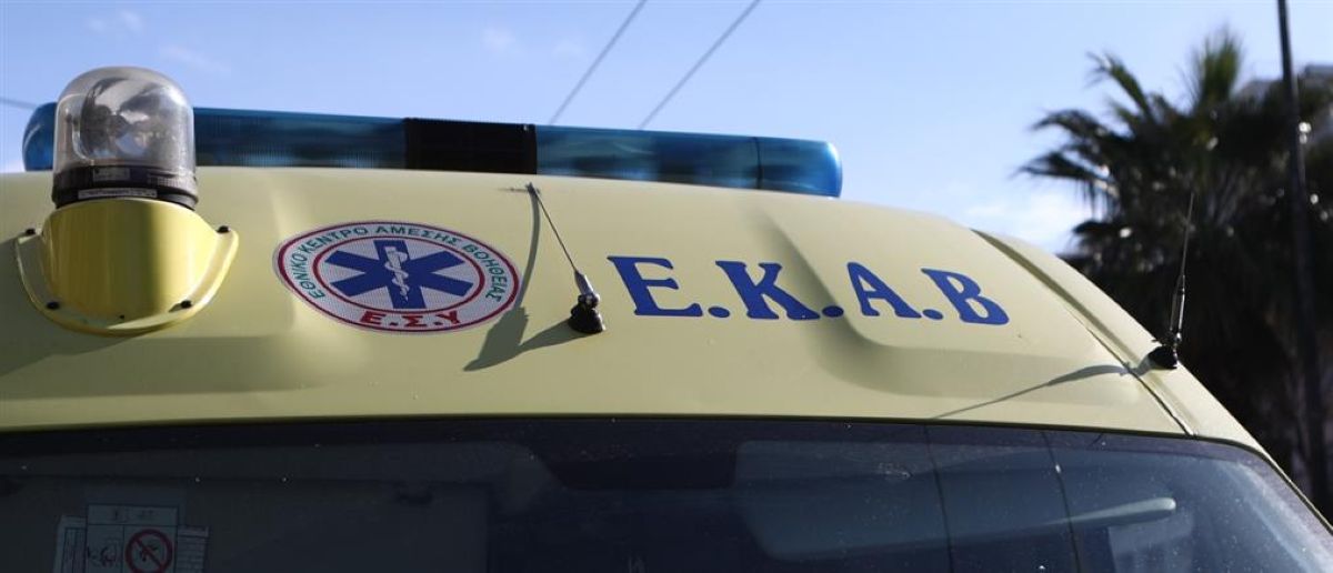 Το σημείο του τροχαίου ατυχήματος στα Χανιά όπου το αυτοκίνητο προσέκρουσε σε μάντρα