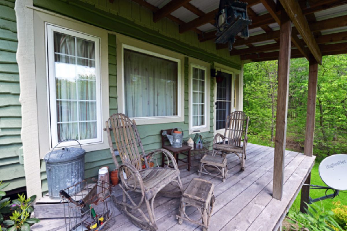 Το πολύχρωμο παραμυθένιο μικρό σπίτι 40 τετραγωνικών του Ron και της Sue στην κορυφή ενός λόφου