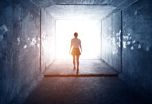 Άνθρωπος που βαδίζει προς ένα έντονο λευκό φως στο τέλος ενός τούνελ - Μαρτυρίες για τη μεταθανάτια ζωή