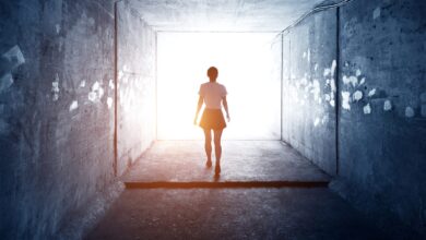 Άνθρωπος που βαδίζει προς ένα έντονο λευκό φως στο τέλος ενός τούνελ - Μαρτυρίες για τη μεταθανάτια ζωή