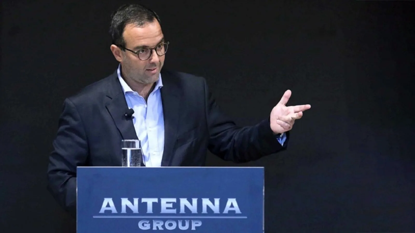 Το λογότυπο του Ομίλου Antenna δίπλα σε αυτό της ιστορικής εφημερίδας La Repubblica και του ιταλικού ομίλου GEDI