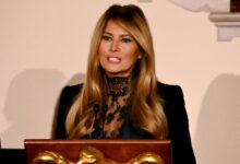 Η Μελάνια Τραμπ κατά τη διάρκεια ομιλίας της στον Λευκό Οίκο με φόντο την αμερικανική σημαία