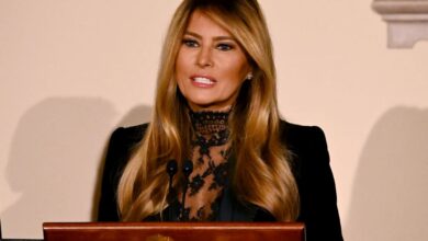 Η Μελάνια Τραμπ κατά τη διάρκεια ομιλίας της στον Λευκό Οίκο με φόντο την αμερικανική σημαία