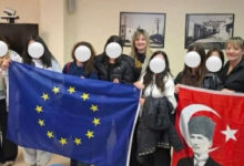 Το Δημαρχείο Ελασσόνας όπου σημειώθηκε το περιστατικό με τη σημαία του Κεμάλ Ατατούρκ