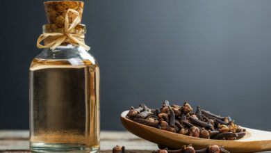 Αποξηραμένα μπουμπούκια γαρύφαλλου σε ξύλινο μπολ με βότανα