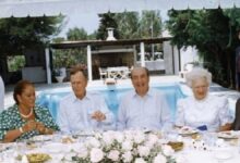 Η Μαρίκα Μητσοτάκη στην κουζίνα της προετοιμάζοντας παραδοσιακά κρητικά φαγητά