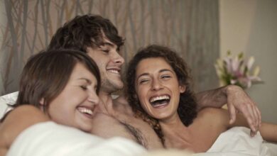 Ένα ζευγάρι συζητά σε βάθος για την είσοδο ενός τρίτου προσώπου στη σχέση του, αναλύοντας τα συναισθήματά του