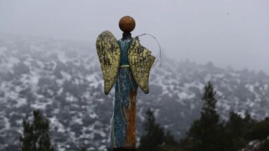 Οικογένειες παίζουν με τα χιόνια στην Πάρνηθα την πρώτη ημέρα της άνοιξης