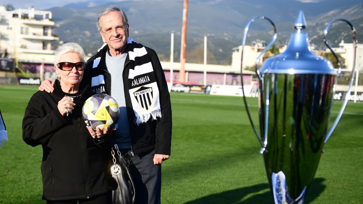 Ο πρώην Πρωθυπουργός Αντώνης Σαμαράς στο γήπεδο με το κασκόλ της Καλαμάτας στη φιέστα για τη Super League