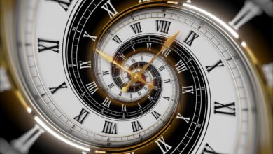 Αρχαία πήλινη πινακίδα των Σουμερίων δίπλα σε ένα σύγχρονο ρολόι που δείχνει τα 60 λεπτά της ώρας