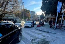 Αστυνομικός της Τροχαίας Τρικάλων πραγματοποιεί έλεγχο αλκοτέστ σε δρόμο της πόλης