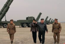 Ο Κιμ Γιονγκ Ουν με τη 13χρονη κόρη του παρακολουθούν την εκτόξευση βαλλιστικών πυραύλων στη Βόρεια Κορέα