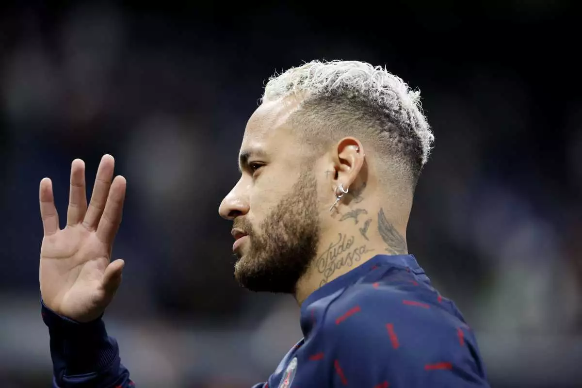 Ο Νεϊμάρ με απογοητευμένο ύφος στο γήπεδο