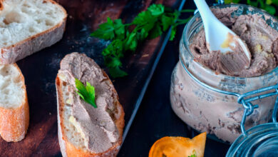 Παραδοσιακή ρεγγοσαλάτα σερβιρισμένη με φρέσκο άνηθο και φρυγανισμένο ψωμί