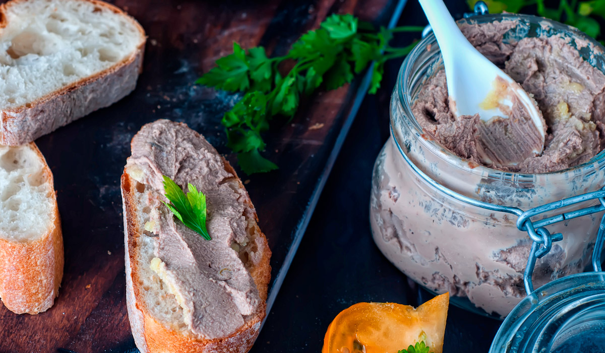 Παραδοσιακή ρεγγοσαλάτα σερβιρισμένη με φρέσκο άνηθο και φρυγανισμένο ψωμί