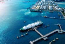 Δεξαμενόπλοιο μεταφοράς LNG με τη ρωσική σημαία σε λιμάνι