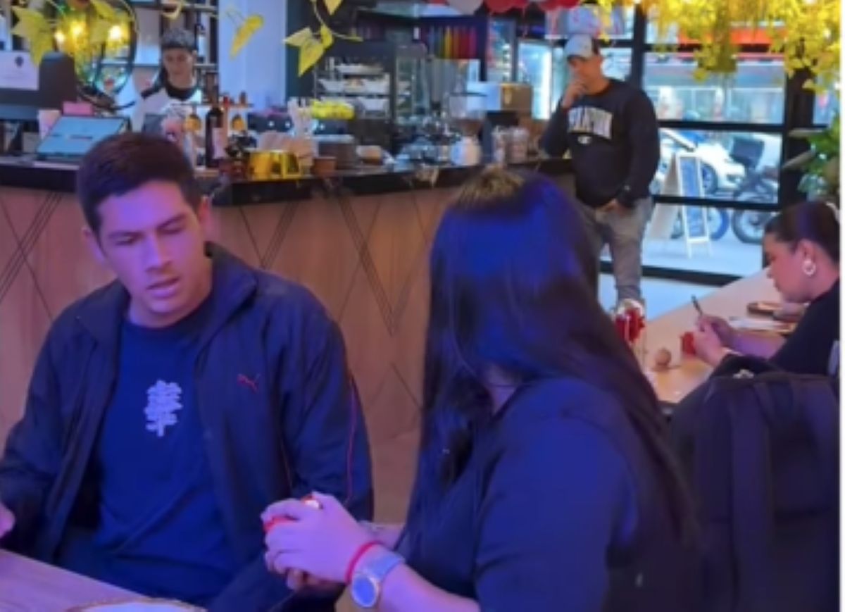 Άντρας πλησιάζει τη σύζυγό του που βρίσκεται με άλλον άντρα σε δημόσιο χώρο