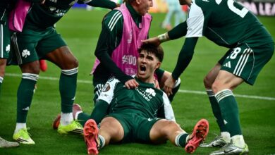 Οι παίκτες του Παναθηναϊκού πανηγυρίζουν το γκολ του Ταμπόρδα κόντρα στη Ρεάλ Μπέτις στο ΟΑΚΑ