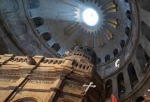 Καπνοί πάνω από την Παλιά Πόλη της Ιερουσαλήμ μετά την πυραυλική επίθεση κοντά στον Πανάγιο Τάφο