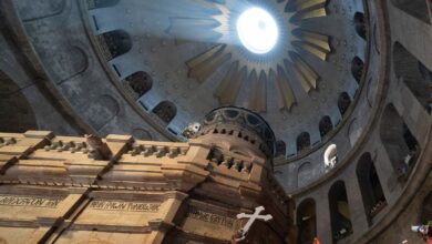 Καπνοί πάνω από την Παλιά Πόλη της Ιερουσαλήμ μετά την πυραυλική επίθεση κοντά στον Πανάγιο Τάφο