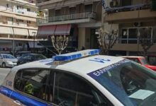 Περιπολικό της αστυνομίας έξω από πολυκατοικία στην περιοχή του Ζωγράφου όπου εξελίσσεται το οικογενειακό θρίλερ