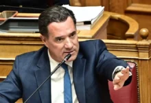 Ο Υπουργός Υγείας Άδωνις Γεωργιάδης κατά τη διάρκεια επίσημης ενημέρωσης, διαψεύδοντας συκοφαντικά δημοσιεύματα