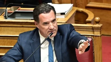 Ο Υπουργός Υγείας Άδωνις Γεωργιάδης κατά τη διάρκεια επίσημης ενημέρωσης, διαψεύδοντας συκοφαντικά δημοσιεύματα