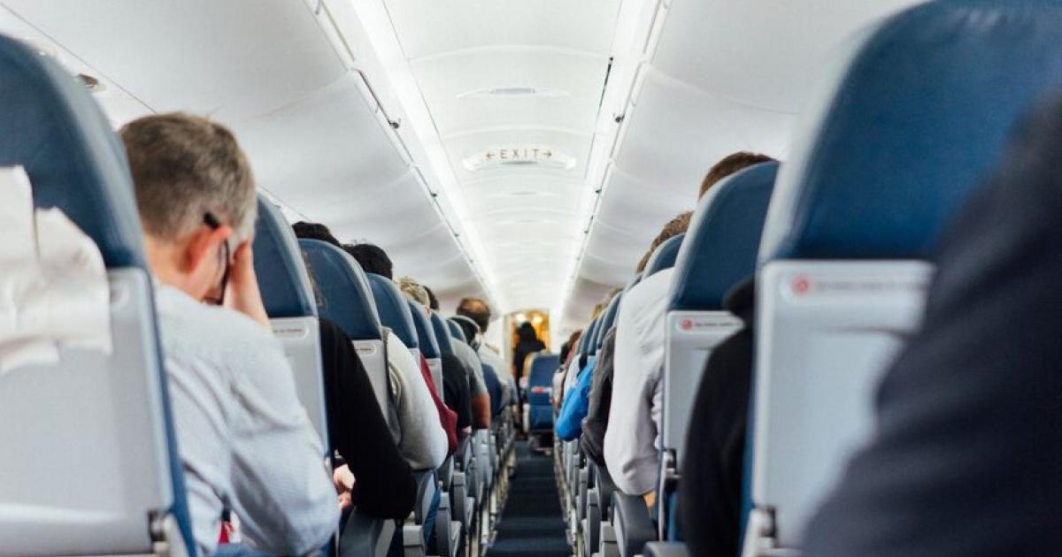 Η αεροσυνοδός Charity Moore μιλάει για την υγιεινή και τα μικρόβια μέσα στο αεροπλάνο