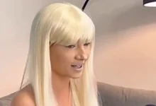 Η Τζούλια Αλεξανδράτου σε πρόσφατο βίντεο στα social media κρατώντας μικρόφωνο