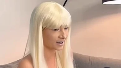 Η Τζούλια Αλεξανδράτου σε πρόσφατο βίντεο στα social media κρατώντας μικρόφωνο