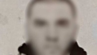 Γιος γνωστής δημοσιογράφου επιτέθηκε με τσεκούρι σε αστυνομικό