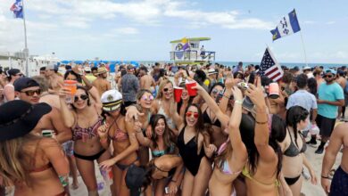 Αστυνομική περιπολία σε παραλία της Φλόριντα κατά τη διάρκεια του Spring Break με πλήθος νεαρών