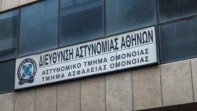 Περιπολικά και δυνάμεις της ΕΛ.ΑΣ. έξω από το Αστυνομικό Τμήμα Ομόνοιας για την υπόθεση του νεκρού κρατουμένου