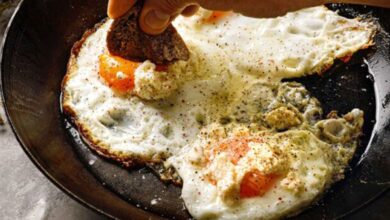 Τηγανητά αυγά με μελάτο κρόκο σε τηγάνι με λιωμένο βούτυρο και ελαιόλαδο