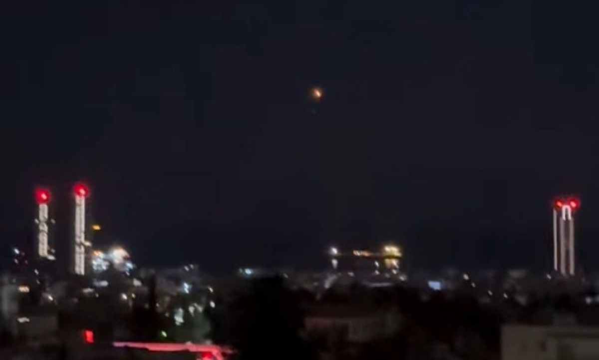 Καπνός και κινητοποίηση των αρχών μετά από ισχυρές εκρήξεις στη Λάρνακα κοντά στη Δεκέλεια