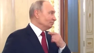 Ο Βλάντιμιρ Πούτιν κατά τη διάρκεια της ομιλίας που λογοκρίθηκε από το Κρεμλίνο λόγω βήχα