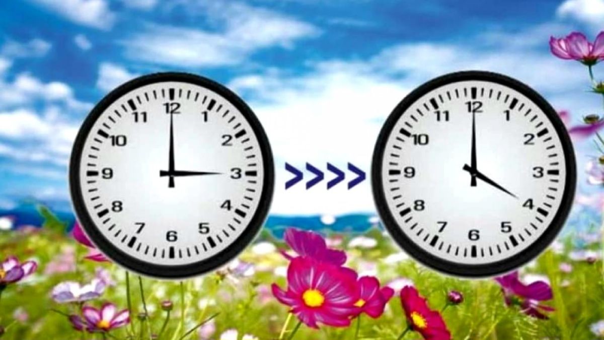 Ένα κλασικό αναλογικό ρολόι που δείχνει την αλλαγή ώρας 2026, με φόντο το ανοιξιάτικο φως