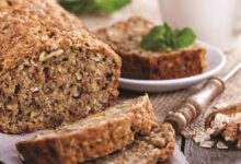 Αφράτο υγιεινό κέικ βρώμης με γιαούρτι και μέλι σε κομμάτια