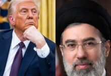 Ο Ντόναλντ Τραμπ και ο Μοτζτάμπα Χαμενεΐ σε φόντο με εκρήξεις και την τιμή του πετρελαίου να ανεβαίνει