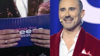 Ο Γιώργος Καπουτζίδης στην εκπομπή Sing for Greece με δαχτυλίδι στο δεξί χέρι