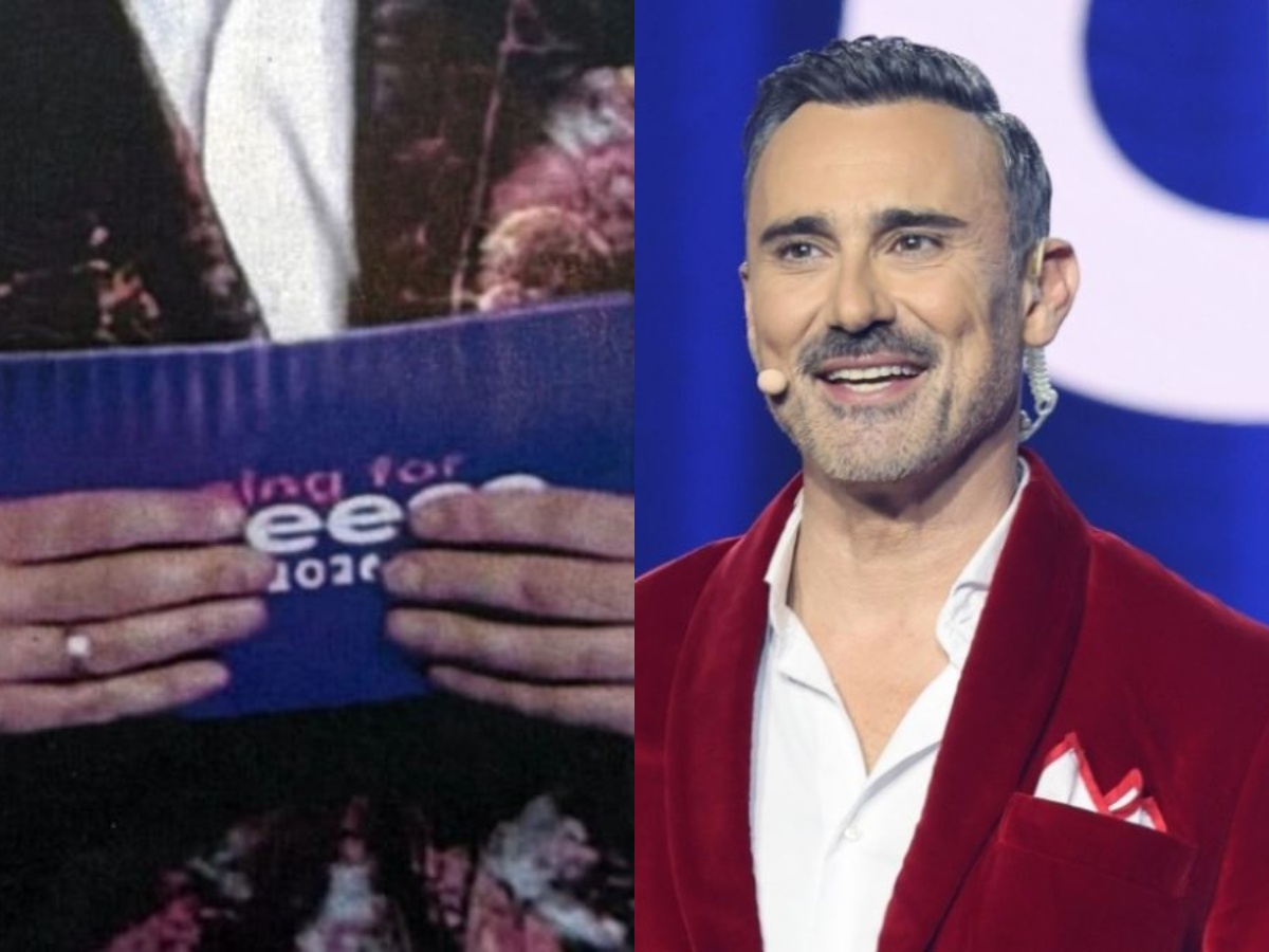 Ο Γιώργος Καπουτζίδης στην εκπομπή Sing for Greece με δαχτυλίδι στο δεξί χέρι