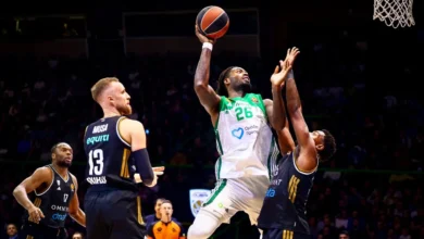 Οι παίκτες του Παναθηναϊκού πανηγυρίζουν τη μεγάλη νίκη επί της Ντουμπάι στην EuroLeague μέσα στο Σαράγεβο