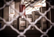 Η είσοδος του σταθμού Μετρό Σύνταγμα με κατεβασμένα ρολά λόγω εντολής της ΕΛΑΣ