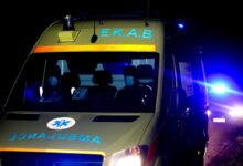 Περιπολικό της αστυνομίας και ασθενοφόρο του ΕΚΑΒ σε σημείο όπου σημειώθηκε τραγωδία στο Ρίο Αχαΐας